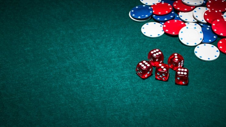 Pengguna merencanakan dan mencatat anggaran hiburan digital di perangkat mobile secara santai