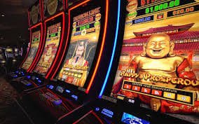 Mesin slot dengan berbagai tema animasi dan simbol warna-warni di platform hiburan digital